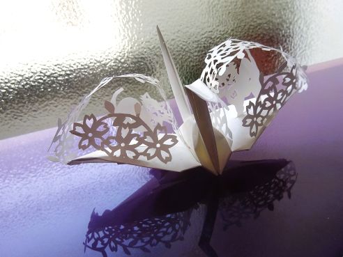切り絵と折り鶴のコラボ「ニャンコと草花④」