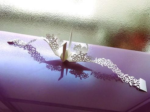 切り絵と折り鶴のコラボ「ニャンコと草花④」の製作途中