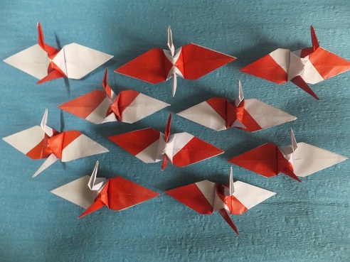 布切り絵サイトですが、紅白折り紙で紅白折り鶴もしています。